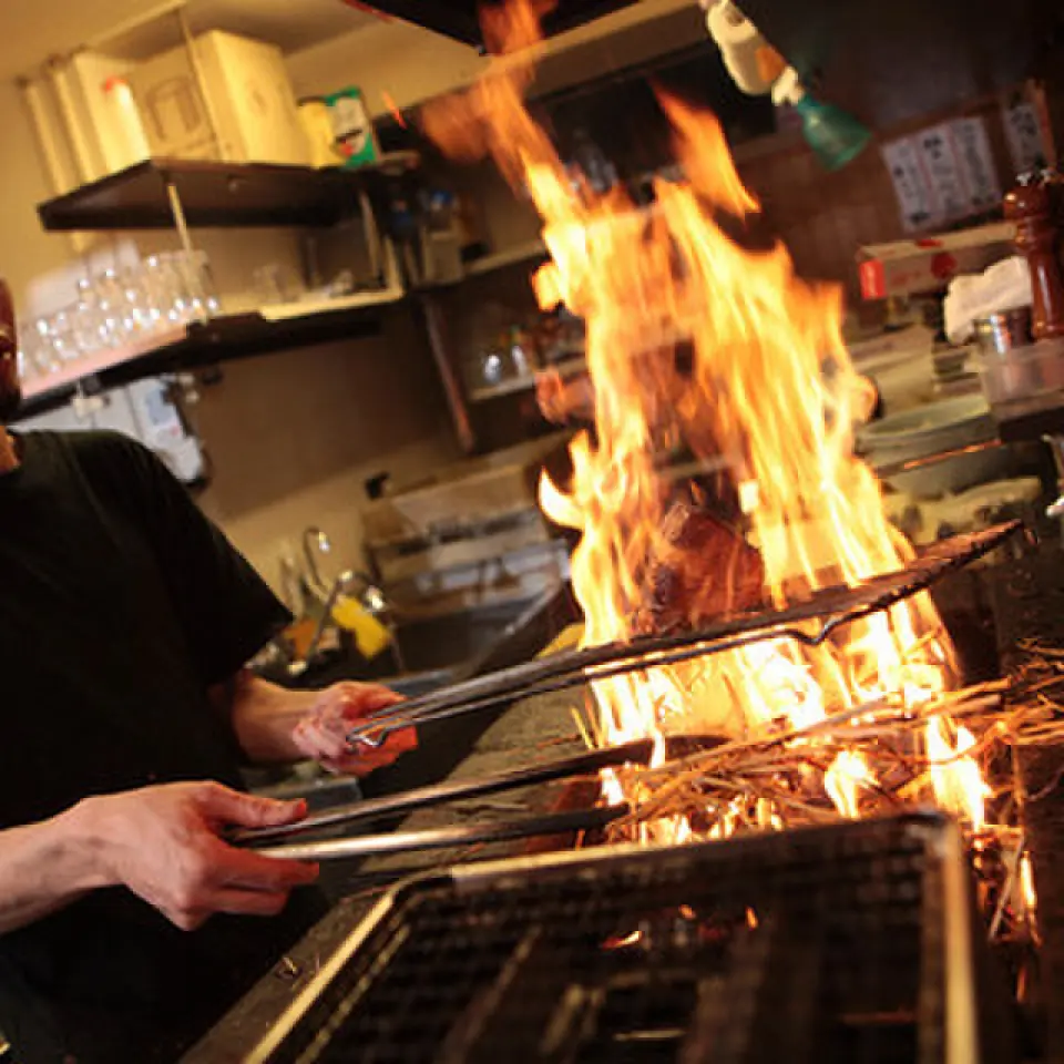 透過用稻草火焰一次烘烤原料，將風味鎖定，讓您充分享受原料獨特的香氣和風味。享受稻草燒烤不同於木炭燒烤的獨特味道！除了烤鰹魚之外，還可以品嚐到草烤雞胸肉和和牛♪