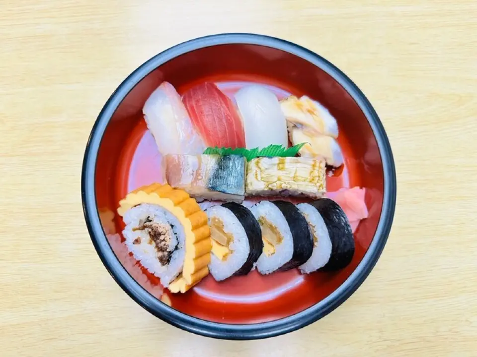 我們的餐廳每天都會向與我們有長期合作關係的魚販購買新鮮、精心挑選的魚。我們在食材的選擇上花費了大量的精力，只使用優質的魚類和時令食材。其中，新鮮的魚刺身是必嚐的一道菜，可以讓您充分享受食材的魅力。我們也推薦吃特製醬油的壽司，壽司是自1955年以來已經傳承了68年的傳統風味。我們可以提供1件起的訂單，所以請下訂單◎
