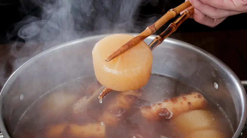 用鰹魚和雞湯慢火熬煮的關東煮是必嚐的招牌菜。自製的山椒和味增雞肉丸、大卷雞蛋關東煮以及美味的白蘿蔔和菊花蔬菜很受歡迎。除了標準的菜餚外，還有艾筋、烤捲心菜、番茄關東煮等不尋常的菜餚◎請在本店享受充滿味道的暖心菜餚。