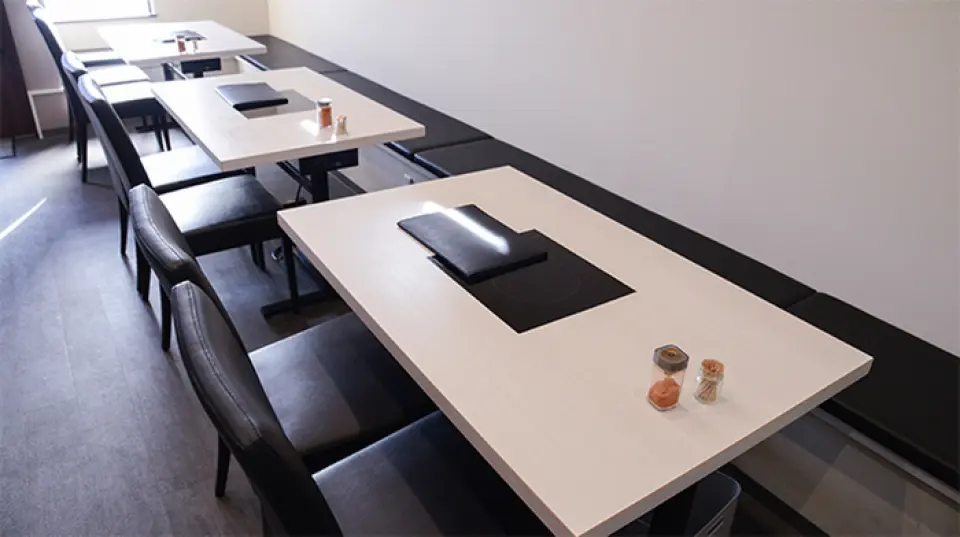 店內以單色為主題，營造出簡約的氛圍。備有櫃檯席和桌席，對於獨自一人的客人來說也很舒適。餐桌座位的靠牆座位採用了沿著牆壁排列的椅子的風格。因此，即使您的孩子吃膩了，想要開始玩遊戲，這裡也是一個舒適的放鬆空間。 我們還可以為10 人或以上的團體預訂私人空間，因此，如果您有需要，請透過電話與我們聯繫。