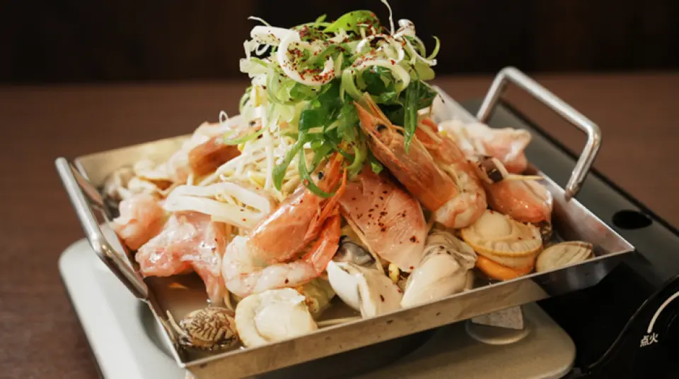 著名的「Chiritori Nabe」是大阪韓國城的韓國人製作的日本壽喜燒的韓式版本。和牛的「牛肉荷爾蒙千里取鍋」，以三角牛、排骨、裙排、鯖魚等為原料，用甜辣味噌醬慢燉而成，後勁十足，可以隨意調節辣度。以貝類高湯為基礎的鹽醬以及海鮮和蔬菜的味道的“海鮮千里取鍋”不辣，因此推薦給帶孩子的家庭。將麵條和稀飯與其他配料一起享用，作為最後的點睛之筆。