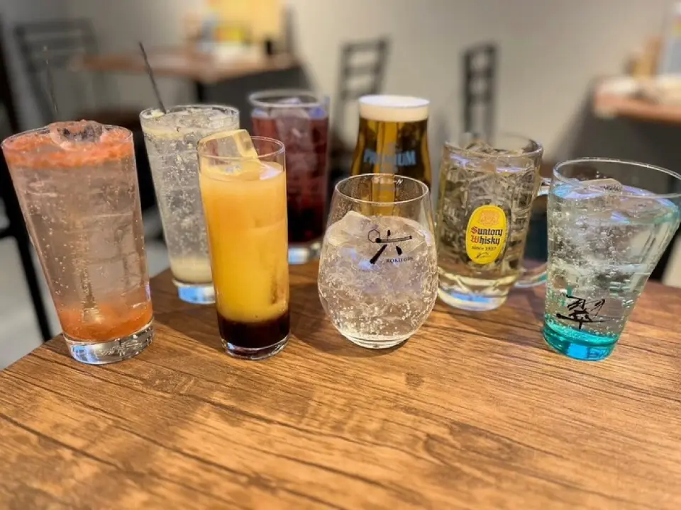 我們提供種類繁多的飲品菜單，包括啤酒和高球威士忌等標準菜單，可滿足酒精愛好者的需求。此外，以水果製成的鮮榨飲料也深受女性歡迎。飲料種類豐富，無論您喜不喜歡喝酒，都可以放心地享用。