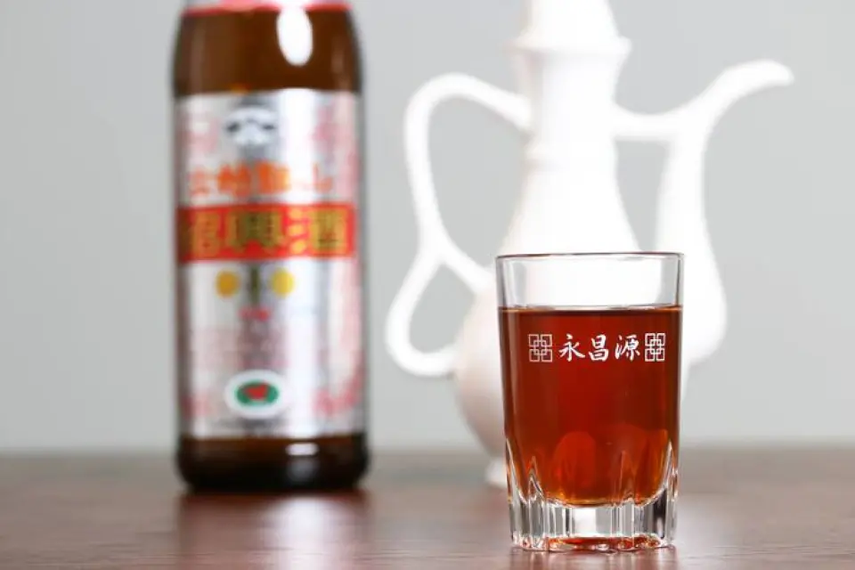 酒品種類豐富，包括經典啤酒、高球酒、葡萄酒、酸酒等。 此外，還提供紹興酒、白酒等中餐廳特有的菜單。一杯歷經數代陳釀的醇厚口感與食物完美搭配，何不趁此機會嚐嚐這種難得一見的中國清酒呢？