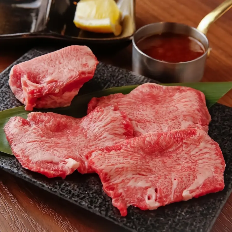 「什锦舌」是店长亲自精心挑选的厚片和薄片舌片拼盘，是我们的拿手菜。我们的工作人员会将烤好的厚片牛舌切成您想要的厚度。我们的吃法就是把它加入到我们自制的炖牛肉里，做出来像炖牛舌一样的味道！当然，搭配米饭和法式面包也很美味。此外，还可以单独点餐的每日特色肉类，或者“内脏炖菜”和“冷面”等单点菜肴！