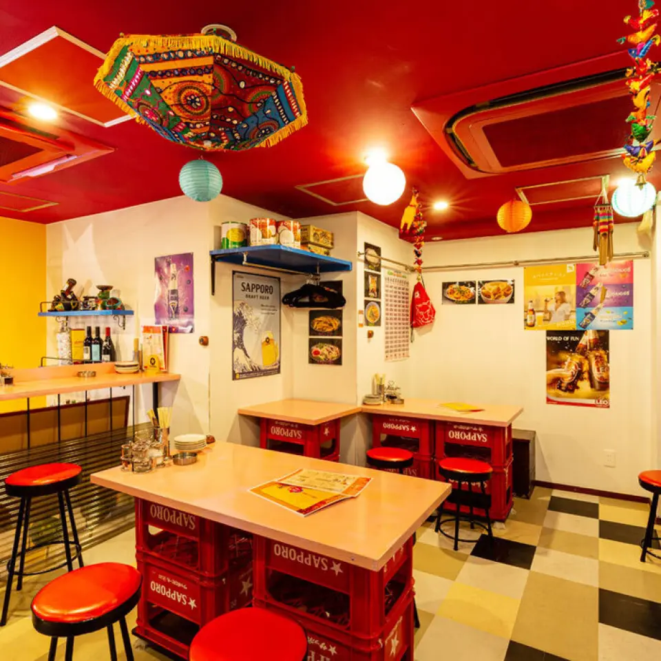 The interior of the restaurant has an Asian atmosphere reminiscent of authentic Thailand. Thai ornaments and a shining mirror ball will take you to an extraordinary place. The counters on the first and second floors are perfect for a meal for one person or a drink after work. The rice dishes, such as "gapao rice," are very filling and perfect for dinner. Of course, it's also recommended for group parties such as girls' nights! We can also rent out the entire second floor for parties, so please contact us.