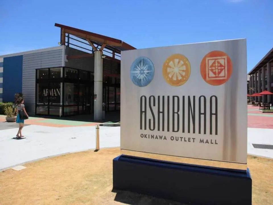 沖繩 ASHIBINAA Outlet （購物血拼首選）：是沖繩人氣購物地標，匯集超過100家國際品牌，提供時尚服飾、運動用品與精品配件等，折扣優惠多多。購物街採用戶外設計，融合熱帶度假氛圍，讓人邊逛邊享受沖繩陽光。場內還有多家餐廳與咖啡店，供應地道美食與輕食，適合購物間隙小憩。這裡是購物狂與旅客不可錯過的理想地點！