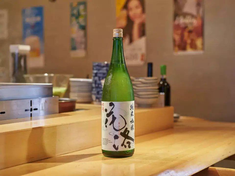 常备有来自关西地区清酒酿造厂的3种日本酒，它们都与我们著名的姜饺子、关东煮等菜肴相得益彰。请与美味的食物一起享受严选的清酒。