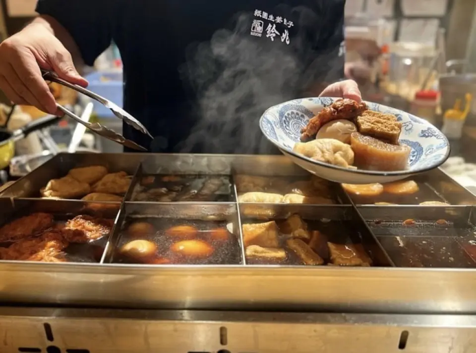 将店里每天手工制作的红姜章鱼天妇罗、莲藕肉丸、鲣鱼、海带等海鲜，加入到牛筋炖煮的高汤中，味道更加浓郁，成为滚烫的关东煮★我会站在方形吧台的中间♪请在等待饺子出炉的同时享用关东煮！
