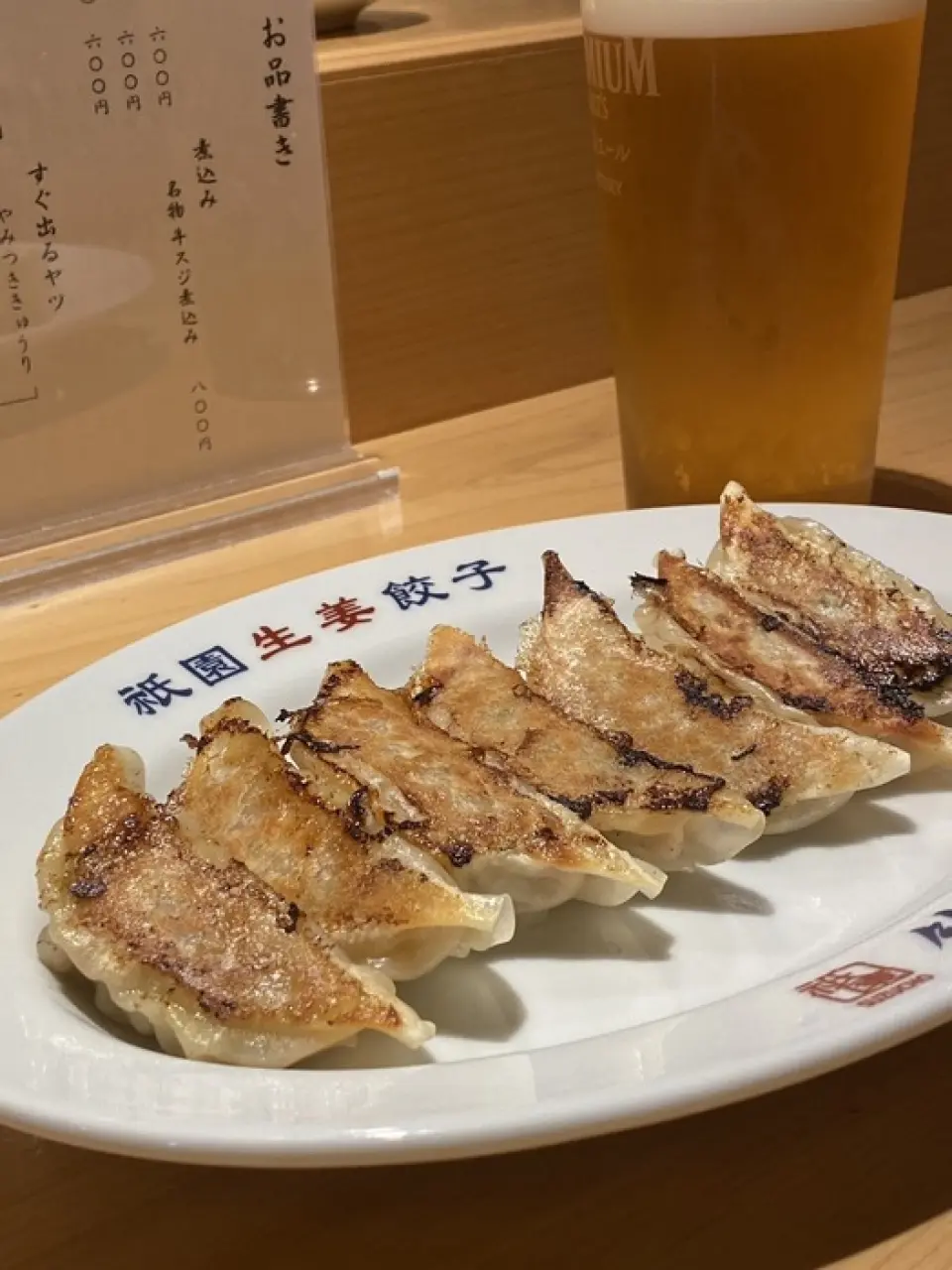我们著名的生姜饺子，外皮酥脆，里面多汁，主要由京都猪肉和九条葱等京都食材制成！吃一口加入了大量生姜的饺子，就能感受到浓郁的生姜味，与啤酒和清酒很相配！请品尝我们的特色商品★