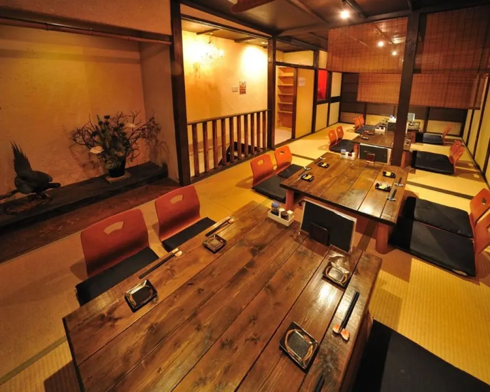 如果您想慢慢品嚐備受推薦的和牛內臟，那麼這個計劃非常適合您！推薦2小時以上的無限暢飲套餐。我們提供 3,000 日圓起的方案，在日式空間內，每個人都可以舒適地用餐。 15人以上的團體可以獨享場地！請您來在榻榻米房間內輕鬆愉快地享用美味的肉，與大家一起享受歡樂！我們為公司或俱樂部的酒會和晚會等各種場合的活動組織者提供支持！