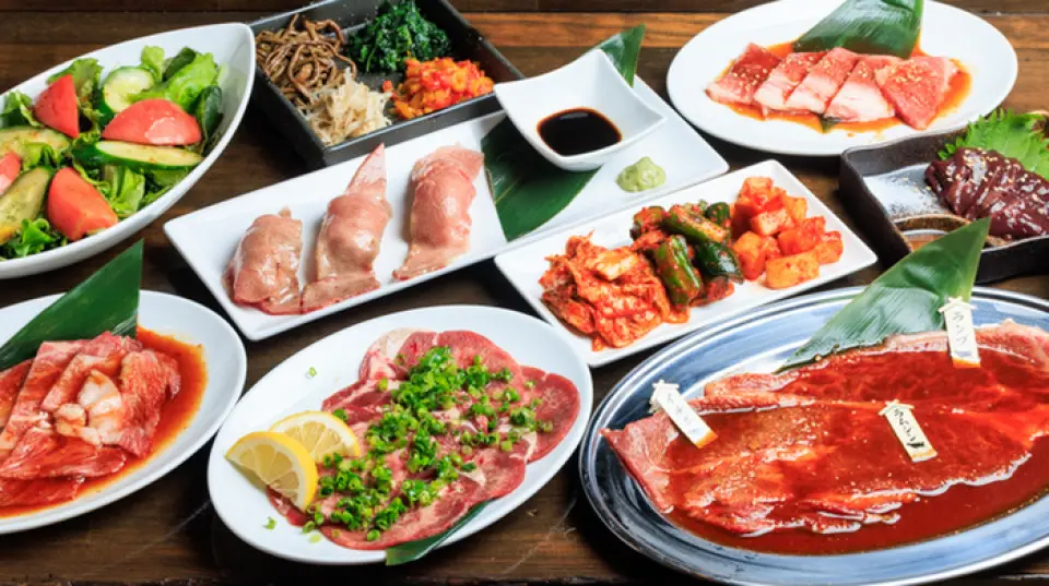 除了充满精致菜肴的“烤肉套餐”外，我们还提供“健康套餐”，推荐给那些在意卡路里而无法去吃烤肉的人。精心挑选的菜单上有健康的魔芋冷面，即使是节食者也能享用的均衡菜单。此外，两道菜都可以无限畅饮，非常适合喝酒。聚会和年终聚会！您还可以在健康的套餐中享用美丽的醋酸鸡尾酒。非常适合女孩们的夜晚外出◎