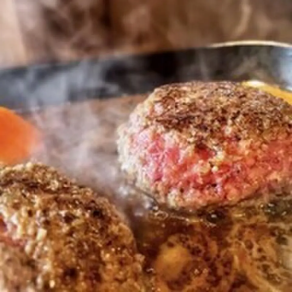 100%的日本黑毛牛肉，可以根据自己的喜好烤制。多汁鲜嫩的汉堡牛排，新口味，一定让您大饱口福。 150g 900日元 200g 1,200日元 300g 1,780日元 400g 2,200日元 全部附有小碗和米饭（大米饭免费） *不含税