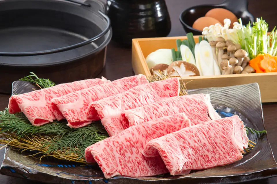 將優質黑毛和牛（母）裡肌肉，用去除了所有雜質的北海道優質海帶和鰹魚碎熬成的湯底，加上用牛骨慢燉4個小時以上的湯底，做成壽喜燒（涮涮鍋）來享用。濃鬱、香氣、口感的完美平衡，凸顯出黑毛和牛的美味。