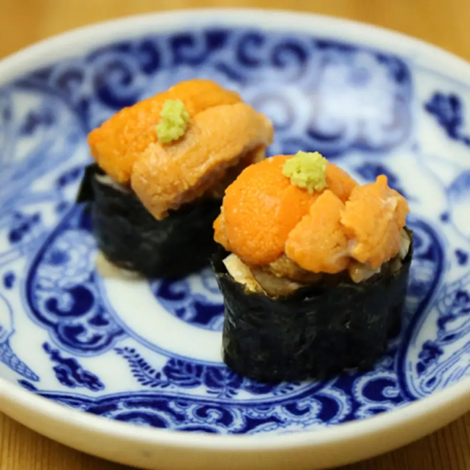 The specialty of Cassiwa Ohatsutenjinten, "Sea Urchin Gunkan," has "chicken tataki" under the sea urchin instead of rice! It matches the rich taste of the sea urchin perfectly♪ Other appetizers and sake snacks include "Chicken Liver and Truffle Monaka," "Oma Sakura Breast Yukhoe," and "Potato Salad with Smoked Oil Sardines." Specialties include "Eel Sukiyaki-style Ajillo" and "Japanese-style Melette with Freshly Grated Cheese." Enjoy the distinctive and creative menu, which is made with carefully selected ingredients and unique arrangements. Enjoy a delicious and enjoyable meal!