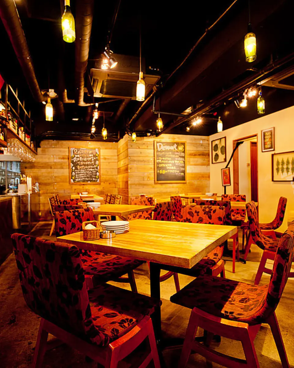 享受開放式廚房帶來的安全感和活力。您也可以觀看您點的食物的準備過程。共有72個座位，也歡迎中型團體！ ！ （也可以有單獨的座位！） 不僅可以享受用餐，還可以與朋友和家人交談的氛圍。