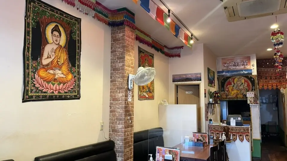 店内充满了来自尼泊尔和印度的装饰，气氛正宗。宽敞舒适的空间内设有桌席。一层店内可进行大型团体预约，也接受私人预约，请联系我们！工作人员虽然是国内人，但日语也说得很好。在充满异国情调的餐厅中享用包括正宗咖喱在内的招牌菜单♪即使一个人也可以放心使用！