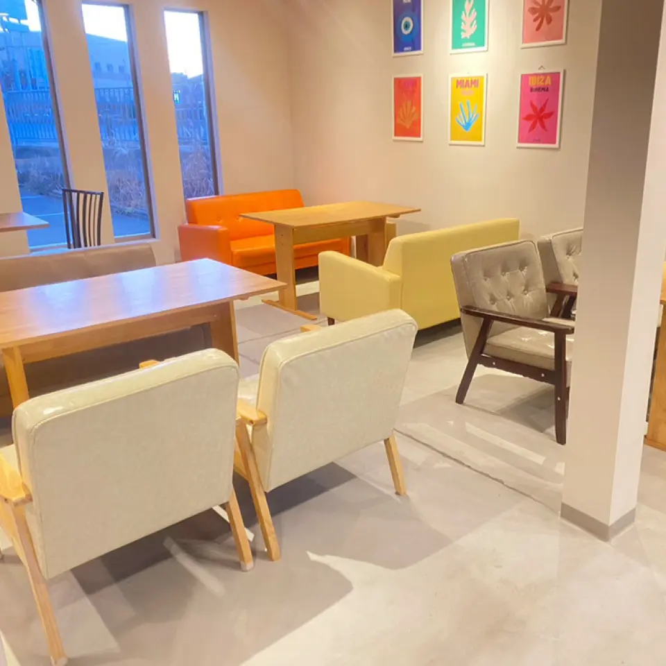 Cửa hàng của chúng tôi có bầu không khí đơn giản, hiện đại với phong cách Scandinavia thống nhất. Chúng tôi có không gian rộng rãi từ khi bạn bước vào cửa hàng cho đến khi ngồi vào, cho phép bạn thư giãn và nghỉ ngơi, và khách hàng của chúng tôi đã khen ngợi về sự rộng rãi của nó. Mỗi ghế còn được trang bị móc dây xích cho chó của bạn nên bạn có thể yên tâm sử dụng ngay cả khi mang theo chó bên mình. Tận hưởng khoảng thời gian sang trọng với nội thất tiện nghi và cách bài trí rộng rãi ♪