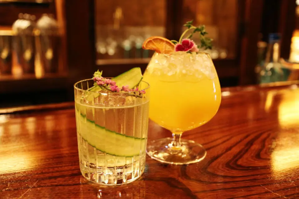 "Mixology" is said to be a cocktail that incorporates the technical trends of fusion cuisine and brings out the best in the flavor of the ingredients themselves. It is a cocktail-making technique that combines fresh ingredients such as fruits, vegetables, herbs, and spices with spirits. It is said to be a cocktail that brings out the best in the flavor of the ingredients themselves.