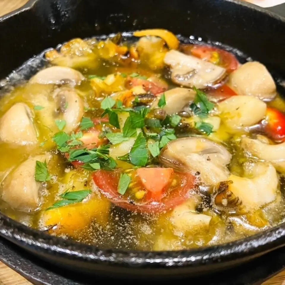 每月的菜单均使用时令食材，提供“Ajillo配贝类和蘑菇”和“Peperoncino配旗鱼和西葫芦”等菜肴。我很期待您来访后会遇到什么样的菜肴。还有备有人气菜单的“意大利享受套餐”。享用无限畅饮以及正宗菜肴，如烤宽面条和米兰炸肉排！如果您预订了课程，可以将甜点改为装饰蛋糕。