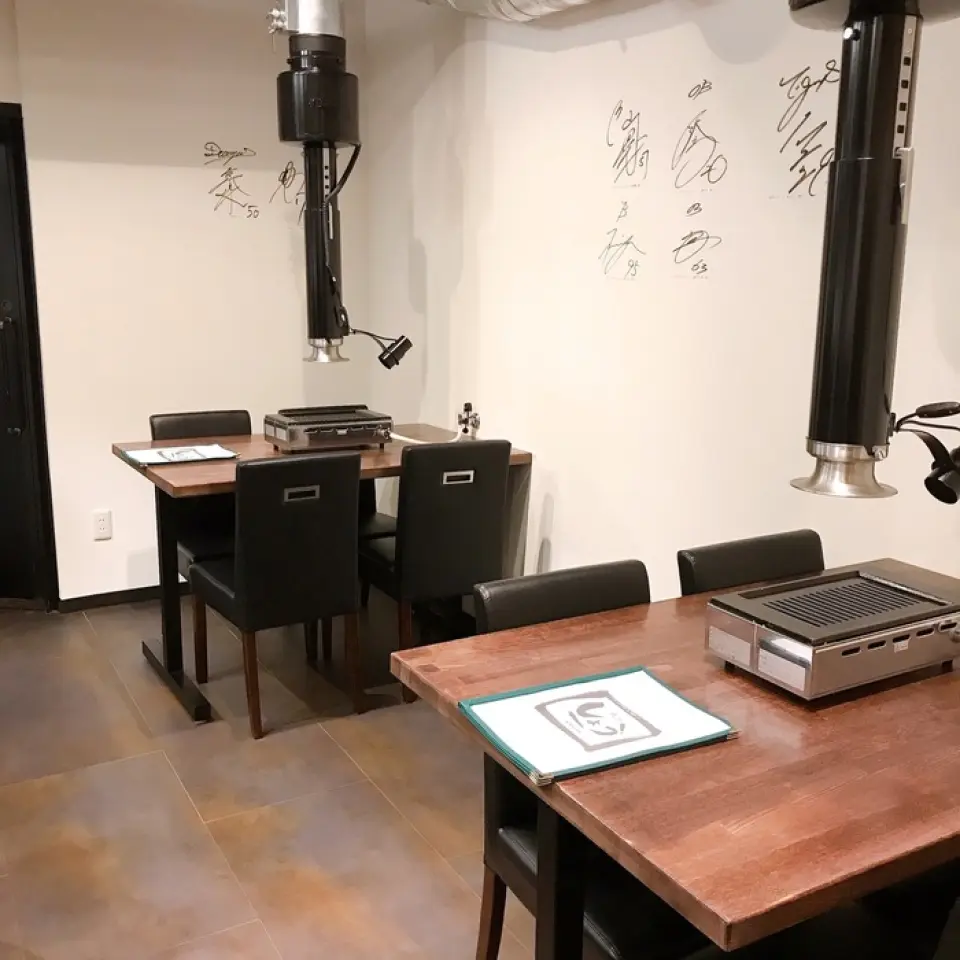 ภายในร้านที่เพิ่งเปิดเมื่อวันที่ 15 มกราคม 2020 ถือเป็นพื้นที่ที่สะอาดและเงียบสงบ แม้ว่าเราจะมั่นใจในเนื้อสัตว์ที่เราเสิร์ฟ แต่เรามุ่งมั่นที่จะสร้างพื้นที่ที่ทุกคนสามารถเพลิดเพลินกับเวลาร่วมกัน แทนที่จะมีเวลารับประทานอาหารแบบผ่อนคลายเหมือนที่คุณทำในร้านอาหารระดับไฮเอนด์ นอกจากนี้ยังมีเครื่องคั่วไร้ควันสำหรับแต่ละที่นั่งที่ชั้น 1 โปรดอย่าลังเลที่จะใช้สำหรับมื้ออาหารกับเพื่อน ครอบครัว และบุคคลสำคัญอื่นๆ!