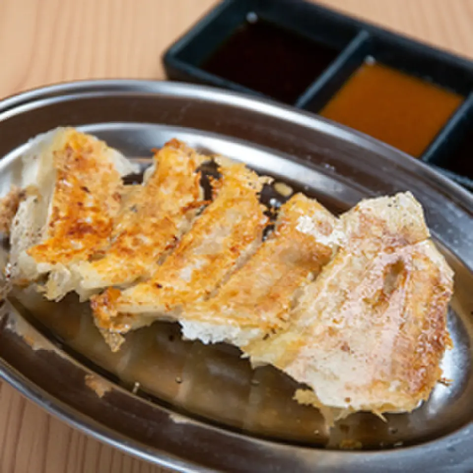 Our handmade gyoza dumplings are slightly larger than usual. Therefore, be careful not to get burned by the overflowing meat juice! Lol Since we don't use garlic, these dumplings can be eaten even by those who have plans in advance!