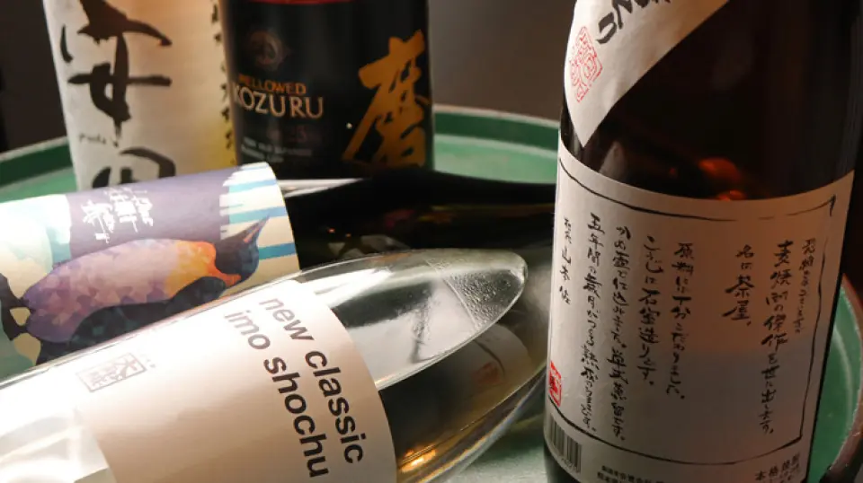 清酒和燒酒都是根據與蕎麥麵的兼容性而精心挑選的。將蕎麥麵的味道發揮到極致。羊肉菜餚還提供世界上罕見的“香料燒酒”和“香料楚海”。