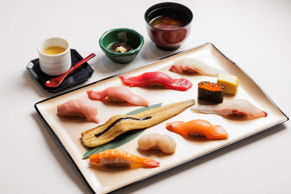 We only use fresh fish delivered from all over the country! We preserve the freshness of the fish by killing them while they are still alive on the boat and by carefully timed fishing trips, and then send them directly by air or bullet train. Our Edomae sushi, made with large pieces of domestic wild fish and rice made with red vinegar, is truly exquisite! You can enjoy it at a reasonable price. We also have a wide selection of other course meals, set menus, plates, and a la carte dishes◎