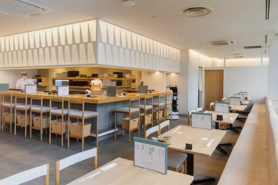 You can relax in the casual and spacious restaurant. From the window, you can see the trains coming and going at JR Osaka Station and the beautiful neon lights! It's perfect for a little treat, a date, or a meal out with friends! Enjoy the superb food while immersed in the comfortable space.