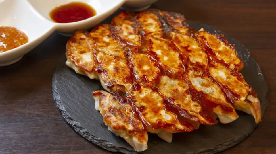 The first thing you should try is the gyoza, which you can choose from standard, shiso, or shrimp. The shiso and shrimp do not contain garlic, so they are perfect for those who are concerned about the smell or who want to enjoy them before work! The "Assortment of 10 Chef's Appetizers" is perfect for sharing with several people. We also have a wide variety of other dishes, including daily specials and dishes made with seasonal fruits. We also recommend the all-you-can-drink course, which you can choose from the hot pot course or a la carte course. Enjoy our proud dishes to your heart's content!