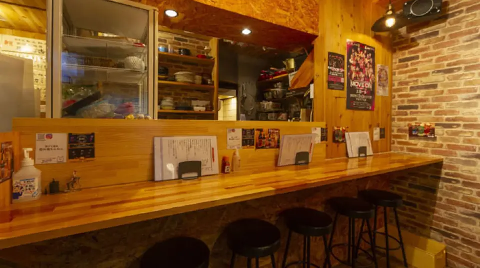 Our restaurant is located in a building along the main road on National Route 1, a 5-10 minute walk from Kyobashi Station. As soon as you step inside, you'll find yourself in a bright space filled with the warmth of wood. The restaurant has 5 counter seats and 3 tables that can seat 4 people. You can enjoy a drink by yourself or chat with friends over a drink. Enjoy a blissful moment savoring the food and drinks in a space where time flows slowly.