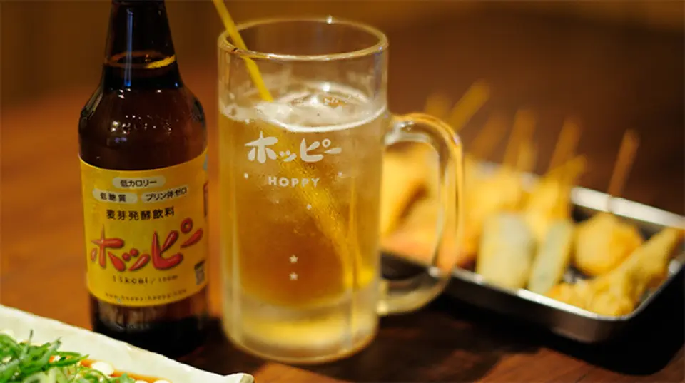 啤酒和啤酒花非常適合炸串等油炸食品！我們還提供各種其他酒精飲料，包括高球酒和檸檬酸飲料。有些飲料是限期供應的。我們將用熱水稀釋並溶解柚子醬來提供大麥燒酒。柚子皮含有大量維生素C，據說有美容肌膚的功效。