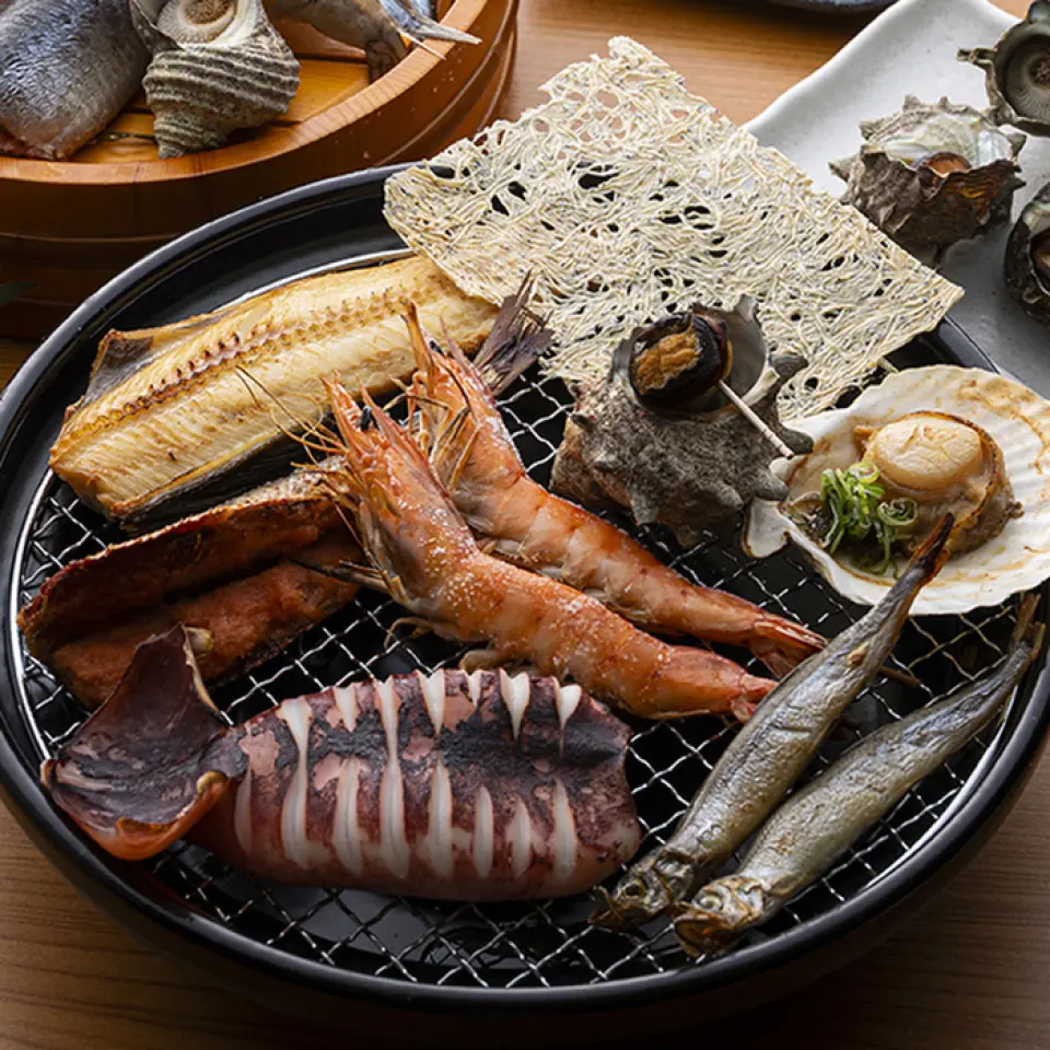 하마야키는 바다의 향기와 생선의 맛있는 맛이 가득한 해산물 요리입니다! 가리비, 터번 껍질, 오징어, 새우 등이 모두 테이블의 스토브에서 바로 구워지므로 뜨거운 것을 즐길 수 있습니다.