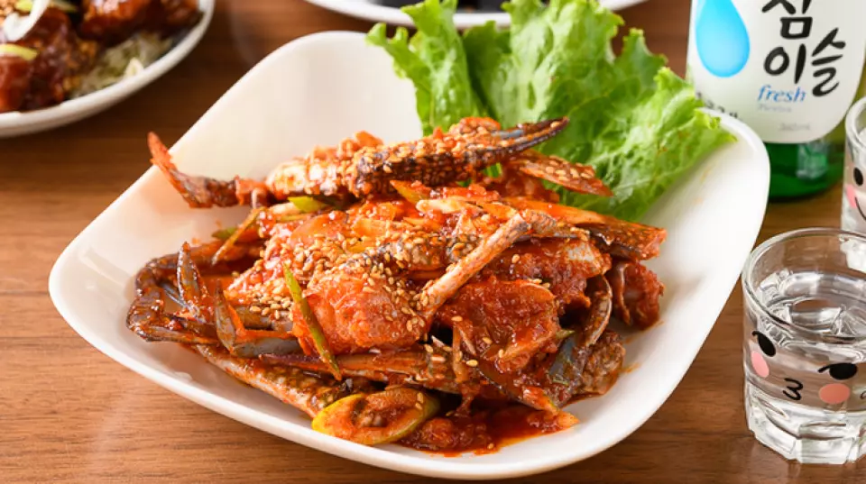 我们的餐厅直接从韩国采购食材，提供以手工食材为主的正宗韩国料理。 Gangjang Gejang是我们的热门菜单项目，它是通过将新鲜的生青蟹用特殊的腌料腌制并老化制成的。味噌的饱满口感和粘稠的味道非常精致！其他推荐的菜单还有甜辣酱料姜、韩式紫菜包饭、料鸡、煎饼等！请尝试一次。