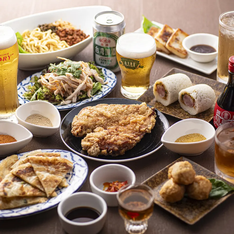 台灣的夜市擠滿了當地人和遊客。一邊品嚐小吃攤的風味，一邊享受節慶的氣氛。我們備有從標準品到原創的B級大排檔美食，讓您可以輕鬆地拿著啤酒品嚐台灣當地美食。