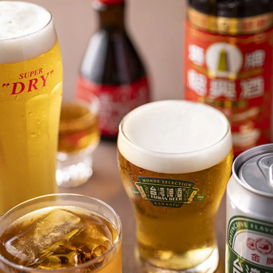 我們也提供各種酒精飲料，包括台灣啤酒、上海高杯酒、龍水和紹興酒。還有無限暢飲套餐。