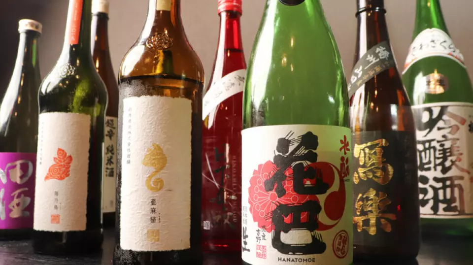 Unlike the refreshing fruity sakes that are popular these days, such as Dassai, we offer powerful, aged sakes and sake brewed using traditional methods, with unique sourness and complex flavors, with unique and quirky flavors, all served with the perfect side dishes. Learning from the past can lead to new discoveries!