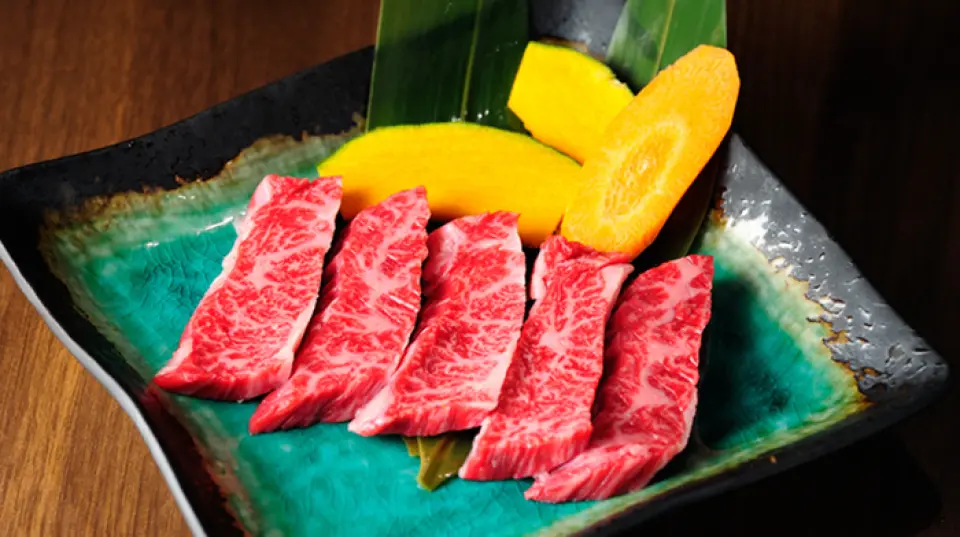 Tại nhà hàng của chúng tôi, bạn có thể thưởng thức món yakiniku tinh tế với giá cả hợp lý, chủ yếu sử dụng thịt bò đen nội địa Nhật Bản. Thực đơn được đề xuất bao gồm “Món Joshio lưỡi” nổi tiếng và “Bít tết váy được chọn lọc đặc biệt”! Chúng tôi cũng phục vụ món kamameshi hoàn hảo khi ăn kèm với thịt và sốt miso. Chúng tôi sử dụng gạo được xay bởi bậc thầy gạo 5 sao nên bạn có thể cảm nhận được độ bóng, mùi thơm và vị ngọt. Thưởng thức thịt bằng cách thả lên cơm mới nấu nếu còn thừa bạn có thể làm muối viên mang về. Chúng tôi cũng có bít tết và các món ăn đặc biệt khác.