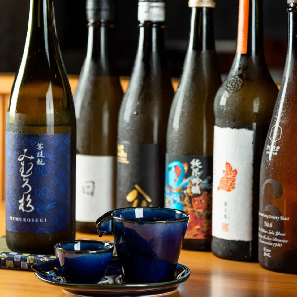 我們從全國各地精心挑選和採購與菜餚完美搭配的清酒。產品陣容中始終有超過 20 種類型。我們的飲料種類繁多，從清涼易飲到濃鬱濃鬱。從初學者到專家，每個人都可以享受它。還有Dassai等高級酒精飲料。如果您對推薦的清酒有任何疑問，請隨時詢問我們的工作人員。我們將根據您的美食和喜好提出建議。