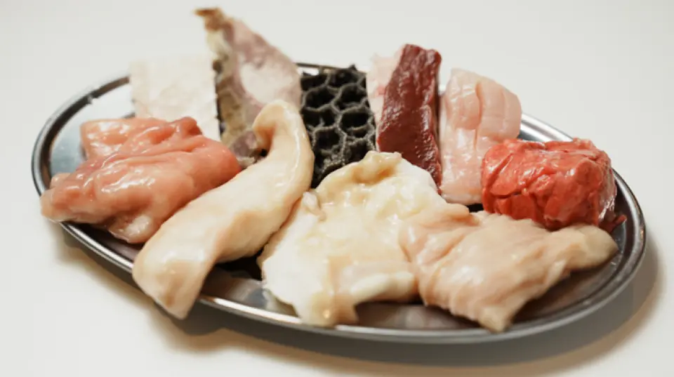 Our specialty is the yellowtail and fatty horumon platter! It has little odor and is characterized by its sweet fat. You can enjoy the firmness and melt-in-your-mouth texture that only fresh horumon can provide. At 1,320 yen for 250g, it's great value for money and filling. Of course, we also offer standard yakiniku dishes such as top-grade belly, skirt steak, tongue, and more. We use carefully selected Wagyu and domestic beef. You can enjoy the sweetness of the meat to your heart's content. Please enjoy it♪