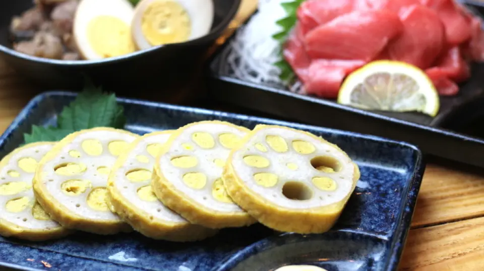 <270엔부터의 특선 요리> 맛있고 저렴하고 배부르다♪...하지만 그게 전부가 아니야! 가고시마의 [사츠마아게 모듬], [흑돼지 교자], 큐슈에서 직송한 [말고기 회], 구마모토의 [겨자 연근], 하카타의 [초무침] 등, 지역 술과 어울리는 큐슈 요리가 가득... 고전적인 술 안주는 본고장에서 공급되는 재료로 만들어지기 때문에 맛은 한 단계 더 높고 저렴합니다☆이것이 "마루노미"의 묘미! 여행을 온 듯한 본고장의 맛을 즐겨보세요♪