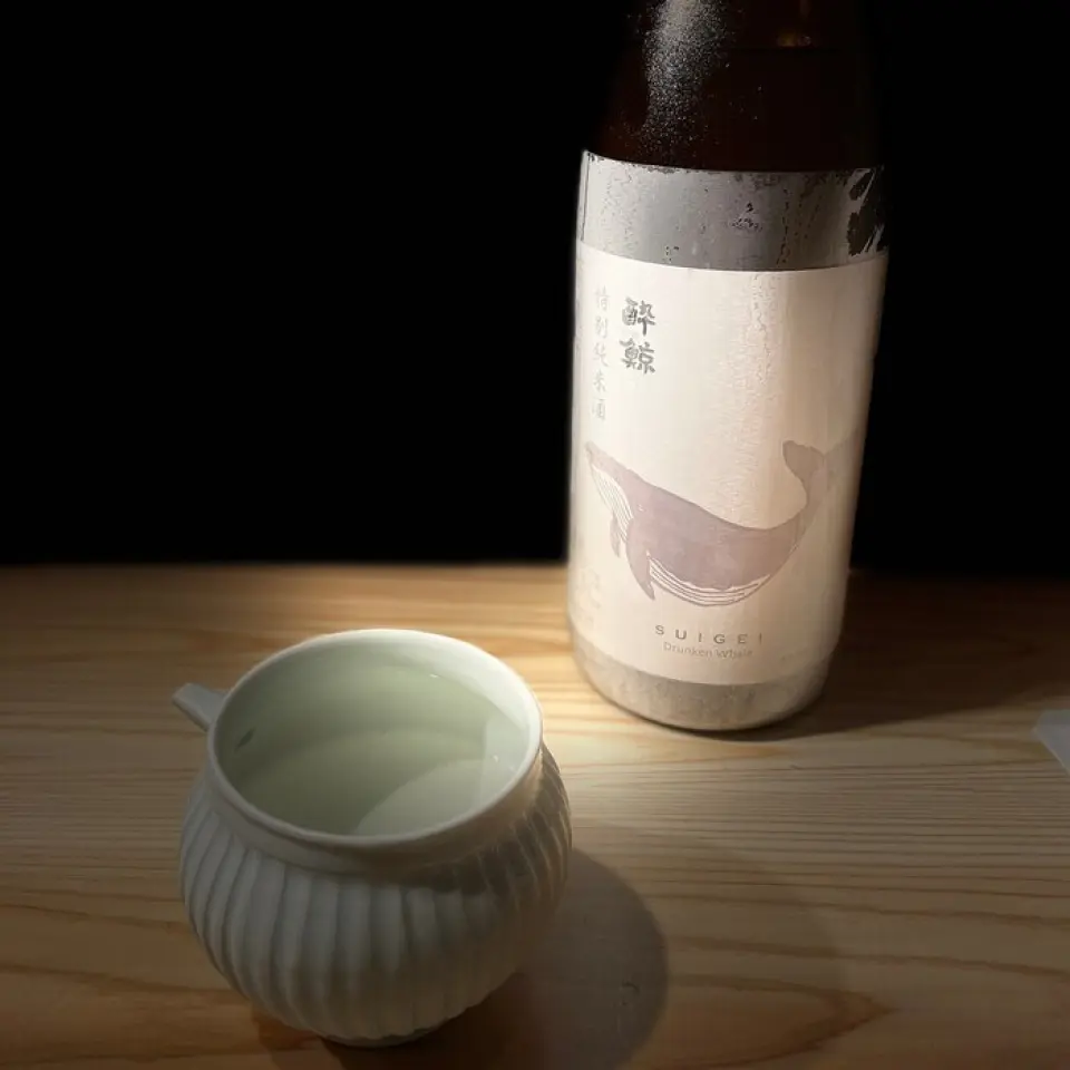 这里有从全国各地精心挑选的约20种清酒。特别推荐鸟取梅津酒造的清酒，温暖后干爽可口！我们提供20种烧酒，其中大麦、甘薯、红糖和大米的比例恰到好处。我们推荐的是鹿儿岛知览的茶烧酒“知览茶烧酒”，与日本料理很相配。此外，还有啤酒、初海、果酒、精酿杜松子酒、精酿清酒、自然等丰富的产品阵容。请尝试不同类型的酒精并进行比较。
