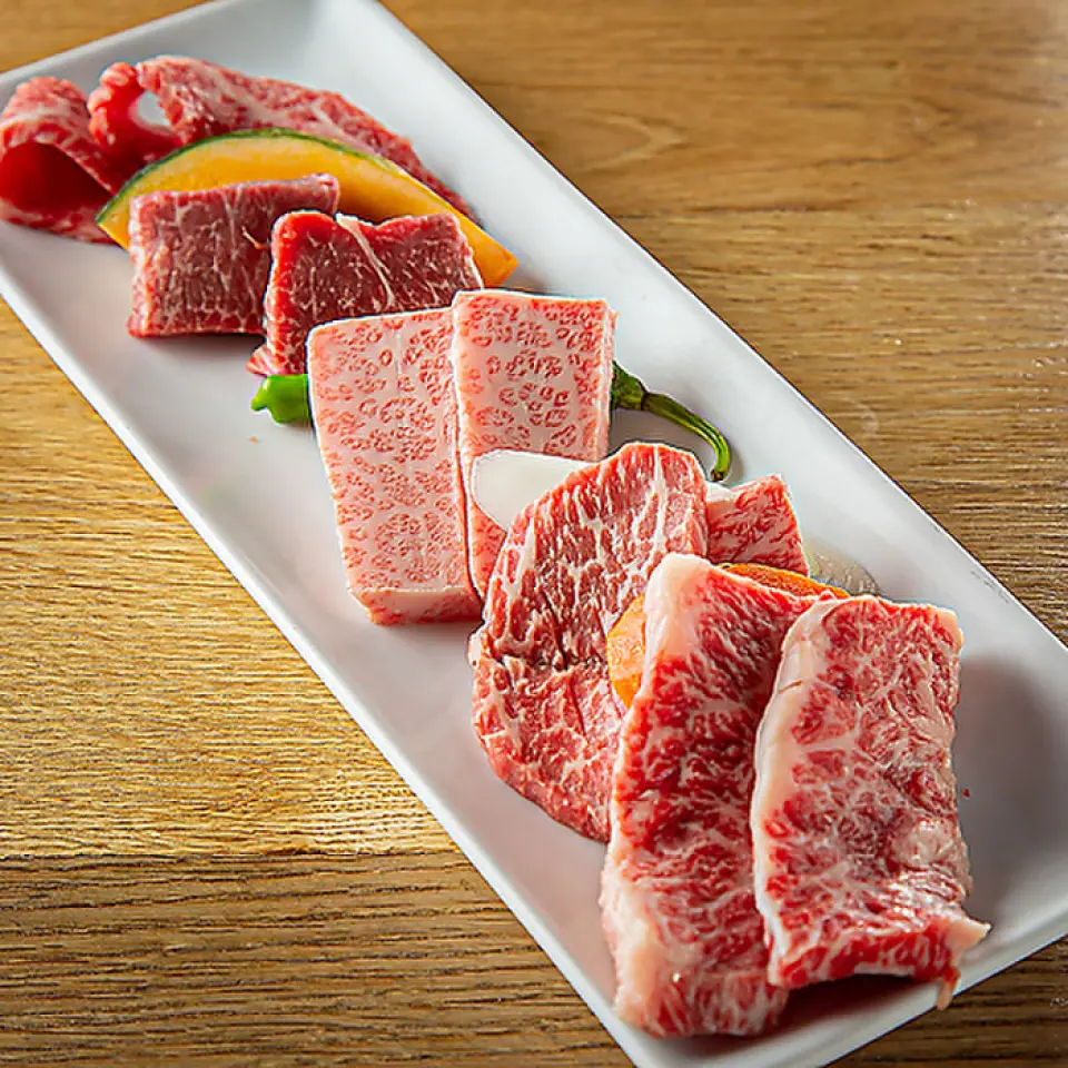 以「好肉低價！」為座右銘，肉是店主獨具慧眼的精挑細選，從南港市場直送，絕對新鮮。根據當日購買的品種不同而更換部位的“特選和牛5種拼盤”，不僅可以品嚐到各種肉類，還可以品嚐到稀有部位。嘗試的項目。沾上我們的秘密醬汁，享受魚的質地和味道。此外，您還可以以合理的價格享用嚴選的母牛和厚片牛舌等優質肉類。