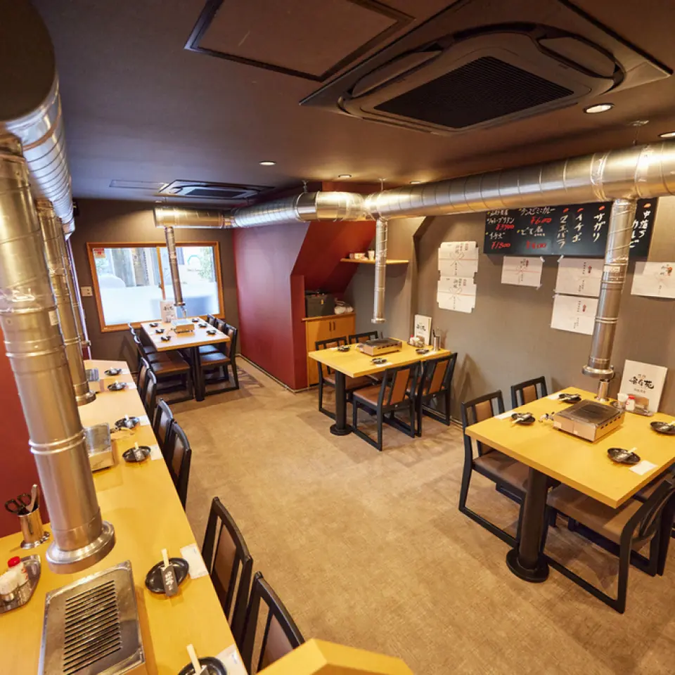 【素壽園磚街店】氣氛溫馨舒適。可以肩並肩燒烤的吧台座位，即使是一個人也能舒適地享用。當然，我們也有適合團體的餐桌座位。我們也接受 14 至 20 人團體的私人預訂，因此請隨時與我們聯繫。每張桌子都配有瓦斯烤爐，讓肉烤得均勻、美味。歡迎來我們這裡與家人共進週末聚餐、與同事聚會或約會。