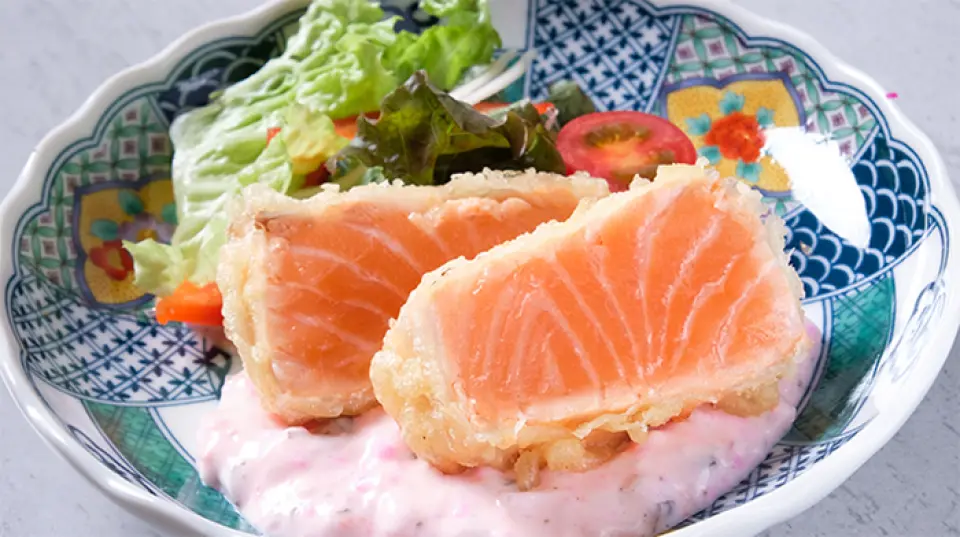 Tempura của chúng tôi có đặc điểm là bột mỏng, giòn và không béo ngậy, nhẹ nhàng và dễ thưởng thức. Các nguyên liệu như phi lê Wagyu và phi lê gà được phục vụ rất hiếm vì chúng còn tươi. Ngoài ra, chúng tôi còn có nhiều mặt hàng sáng tạo hấp dẫn về mặt thị giác. “Ikura Daikonmaru” được làm bằng cách bẻ củ cải daikon bào và thả trứng cá hồi. Nó cũng có sẵn ở dạng miếng vừa ăn, vì vậy hãy thưởng thức nhiều hương vị khác nhau!