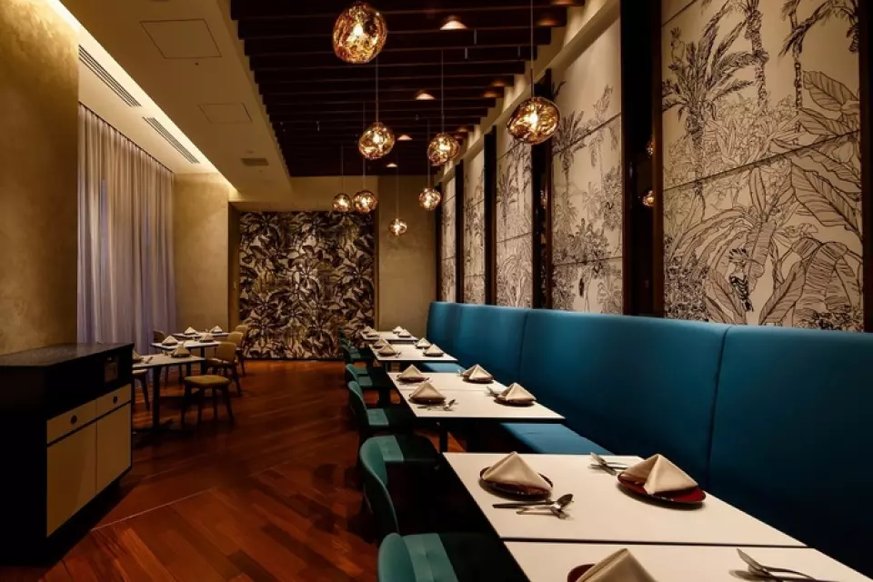 ตัวร้านมีเพดานสูงและบรรยากาศเปิดโล่ง ที่นั่งล้อมรอบด้วยการตกแต่งภายในที่หรูหราและมีสไตล์ ประกอบด้วยโต๊ะกลม ที่นั่งโซฟา และที่นั่งแบบเคาน์เตอร์ นอกจากนี้เรายังมีห้องส่วนตัวที่สามารถรองรับได้ 4 ถึง 8 คน ดังนั้นจึงเหมาะสำหรับผู้ที่ให้ความสำคัญกับความเป็นส่วนตัว นอกจากนี้เรายังมีที่นั่งแบบกลุ่มที่สะดวกสำหรับงานปาร์ตี้และงานเลี้ยงอื่นๆ ดังนั้นอย่าลังเลที่จะใช้บริการ โปรดติดต่อเรา เราจะต้อนรับลูกค้าด้วยมาตรการควบคุมการติดเชื้อที่เข้มข้นขึ้น
