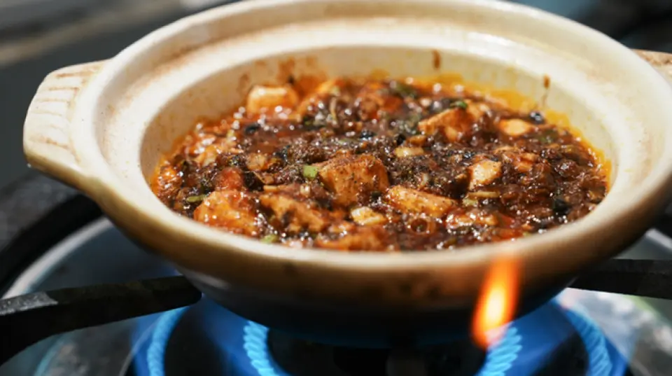 我們引以為傲的「麻婆豆腐」是用三種豆瓣醬和國產豬肉碎等嚴選食材製成的，是我們最受歡迎的菜單項目，讓您嚐過之後就難以忘懷！額外的黑豆增加了深度，特製的辣椒油和胡椒增加了風味和辣味。香辣可口！一定要嚐嚐這道讓你吃過癮的菜♪ 另外，不要錯過招牌菜“Rajaochi”，這是用辣椒、花椒和大蒜炒香脆的炸雞！辣味讓你吃上癮☆