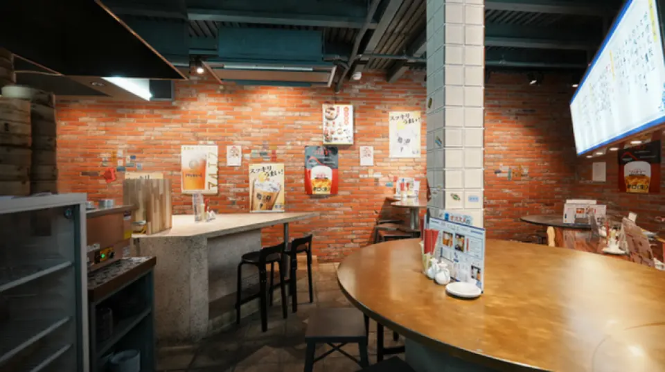 本店距離天滿站僅1分鐘路程，交通便利，空間充滿活力，再現了中國或台灣的正宗夜市氛圍。格式。另外，後面還有最多可容納15～6人的餐桌座位，非常適合朋友聚會或女生聚會◎在明亮的空間裡享受美味的食物和飲料☆請度過愉快的時光☆。