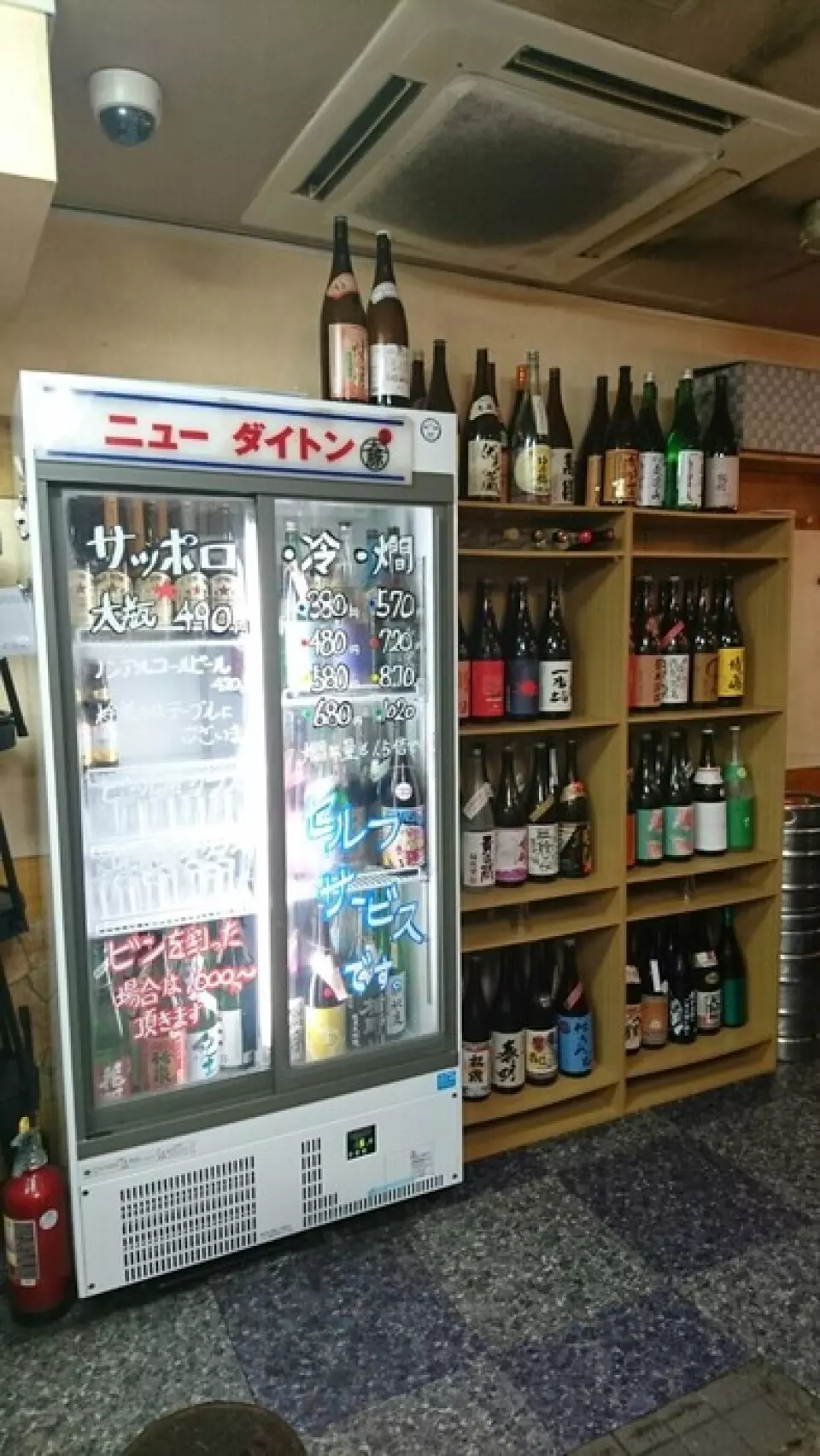 图片左侧的展示柜里有“清酒”380日元起！与姊妹店“大阪烧吨中心”一样，我们也订购了每个季节推荐的当地酒，因此您可以享受与食物搭配的乐趣。还有【严选太牛太牛】「烧酒」约有20种！我们从鹿儿岛和冲绳等世界各地采购美味的烧酒。土豆、大麦、气泡等多种口味可供选择♪推荐搭配苏打水饮用♪请点“土豆汤”、“大麦汤”等。