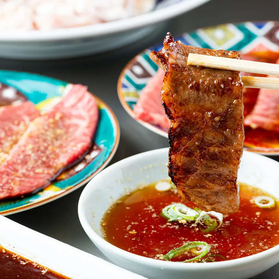 Bản chất thực sự của nước sốt nướng là nước sốt kiểu Hàn Quốc, được làm bằng sự kết hợp độc đáo của thịt yakiniku và đủ ngon để ăn cùng cơm và rượu. Chuyên môn của chúng tôi là sử dụng các loại nước sốt khác nhau như nước sốt miso, nước tương và nước tương làm gia vị, nước chấm, nước rửa chén và nước tương. Chúng tôi có các loại nước sốt phù hợp với từng loại. Thịt cẩm thạch được phục vụ với nước sốt trái cây có vị chua sảng khoái và chúng tôi khuyên bạn nên dùng nước tương có vị nước tương ngọt cho thịt đỏ.