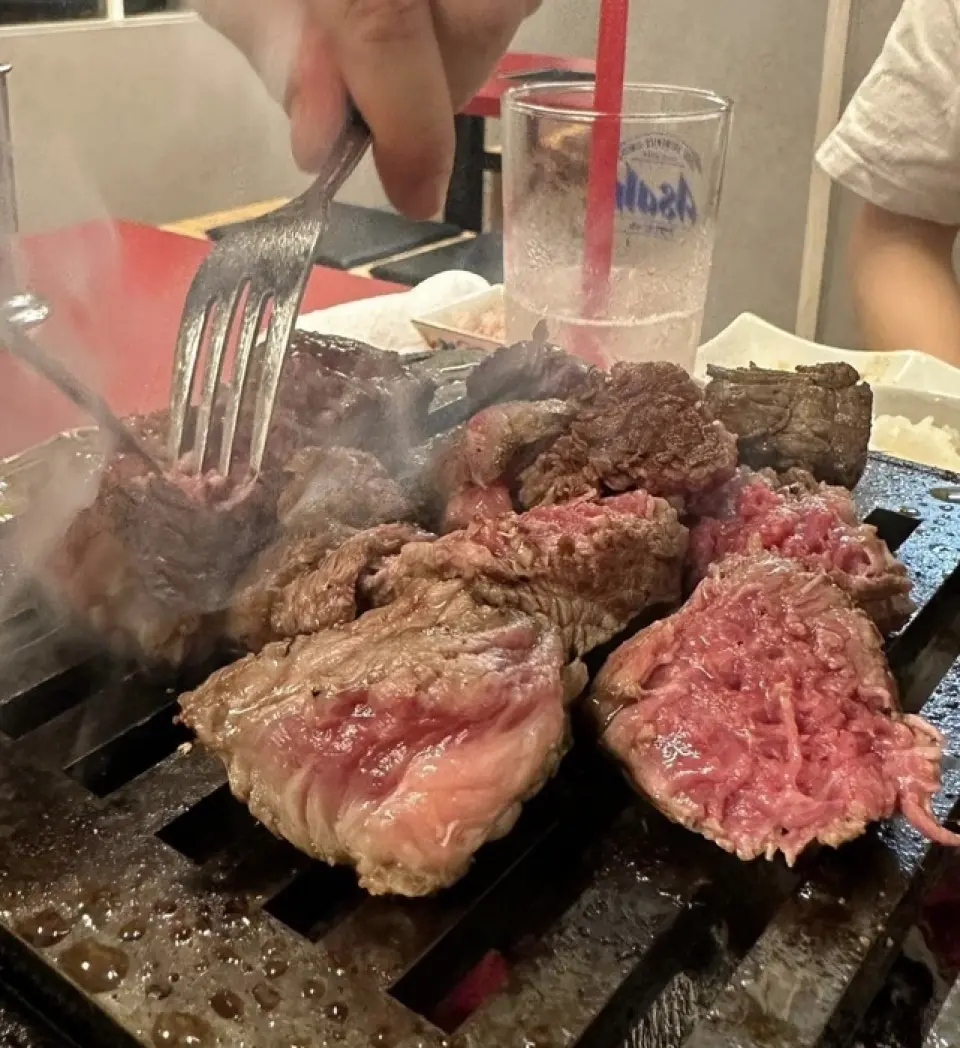 我们引以为傲的和牛菲力部位有3种。 「夏多布里昂」的瘦肉和雪花肉的完美平衡，让您在享受入口即化的口感的同时，仍保持紧致的瘦肉口感。 “菲力牛排”的特点是具有类似于牛腰肉的高大理石花纹和嫩度。鱼片，也就是靠近屁股的部分，肉质较瘦，有肉味。根据自己的喜好选择自制的酱汁或盐，在桌上享受芥末、柚子辣椒、辣蒜的变换味道。